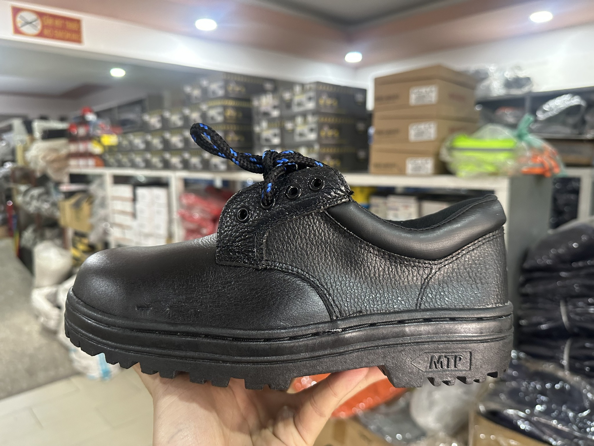 Giày bảo hộ lao động