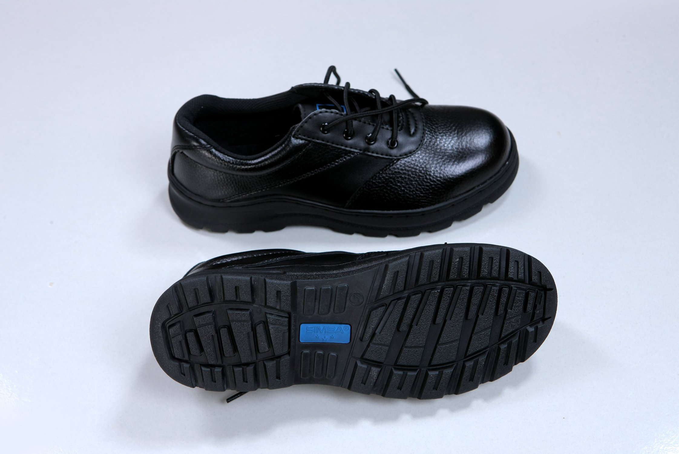 Phân biệt qua bề mặt của giày