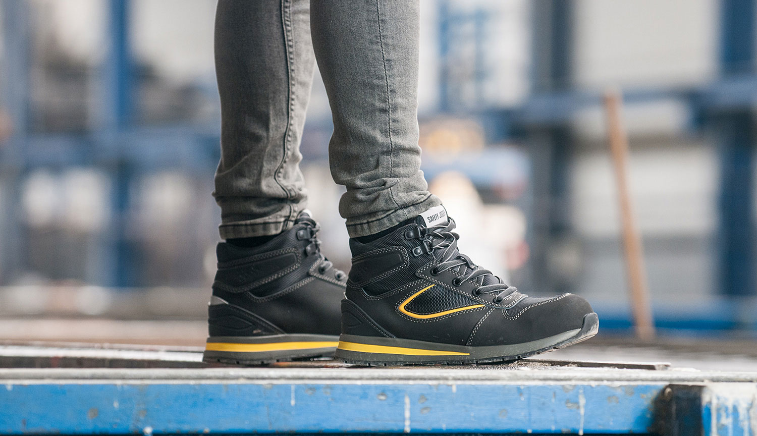 Sử dụng tay để ấn thử giày