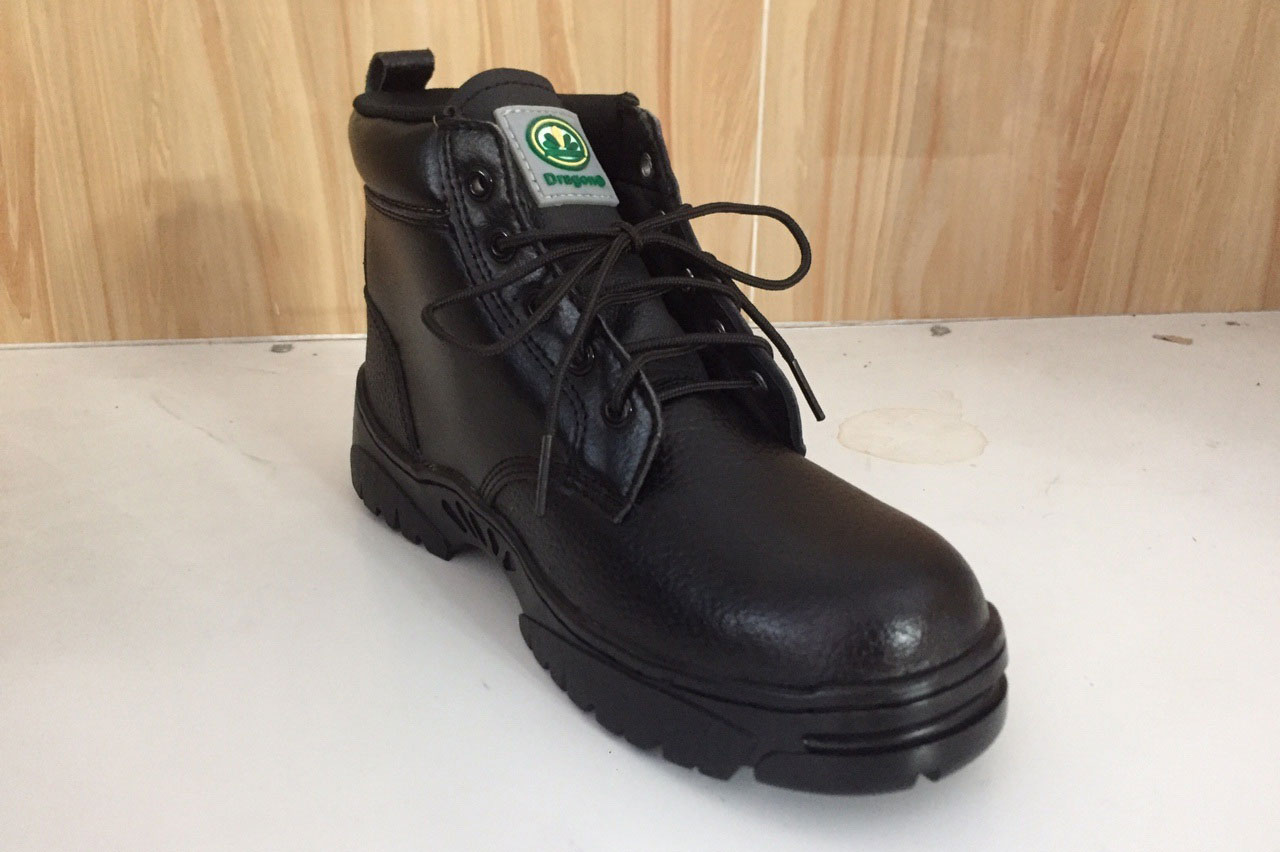 Ngửi mùi da của giày